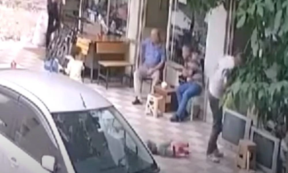 Τουρκία: Μωρό έπεσε με το κεφάλι από μπαλκόνι και προσγειώθηκε στην πλάτη περαστικού! (Βίντεο)